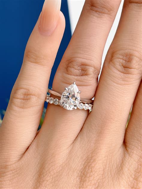 pear shaped engagement rings